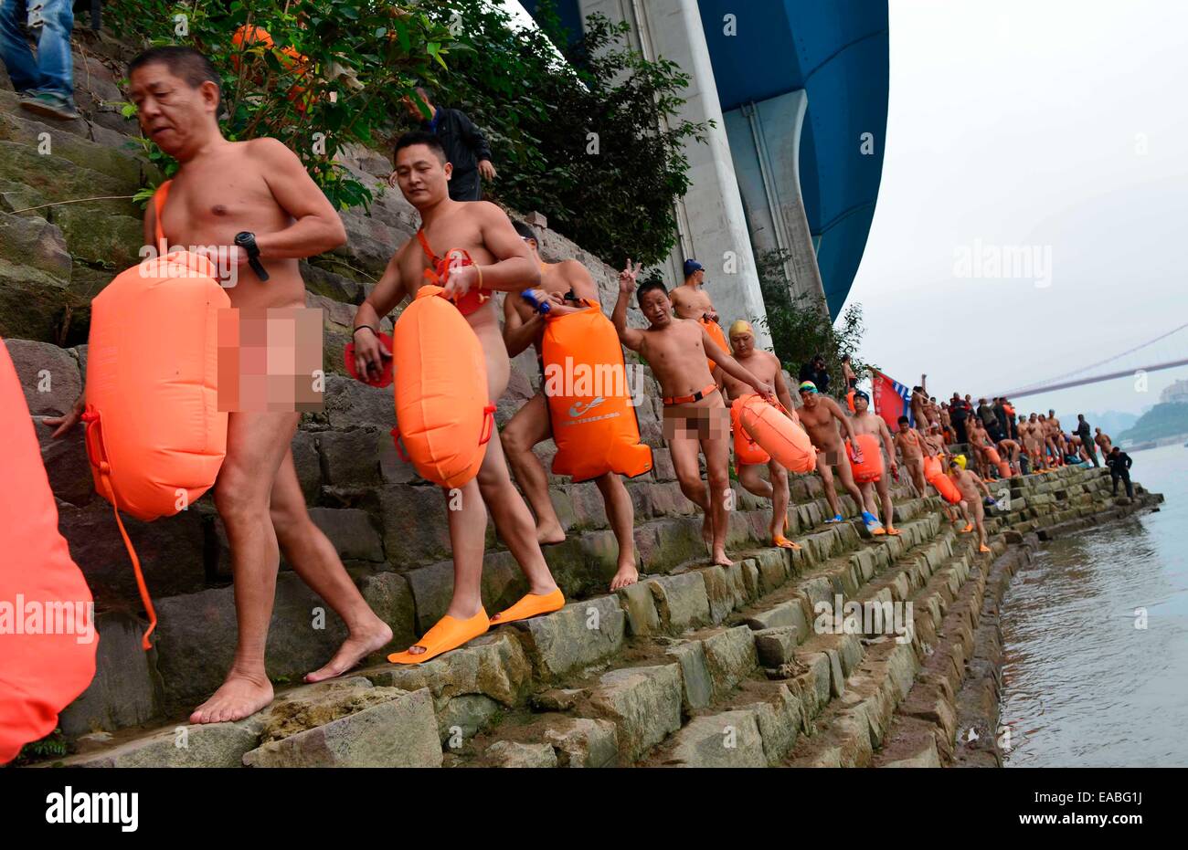 Des centaines d'hommes célèbrent la Journée des célibataires' en prenant le  maigre trempant dans Chongqing, Sichuang, Chine, le 09 novembre, 2014 Photo  Stock - Alamy