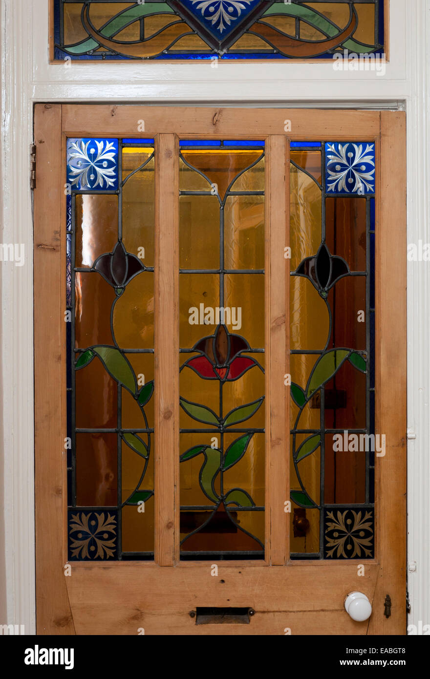 Porte en bois décapé avec vitraux décoratifs dans une maison victorienne. Banque D'Images