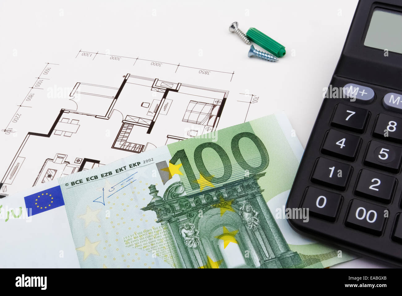 Avec un concept de construction 100 Euro bill, un plan directeur et un caculator. Banque D'Images