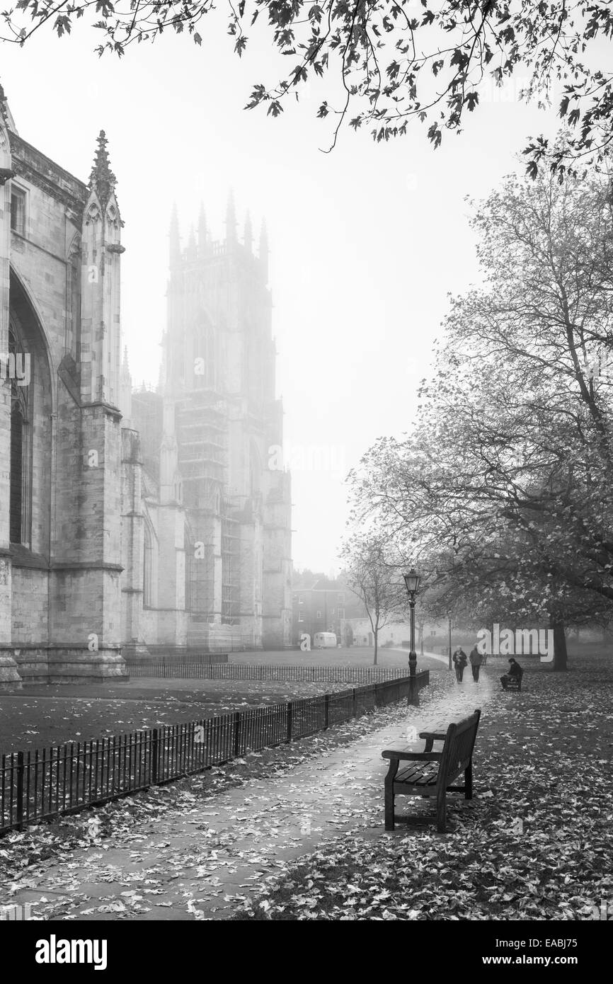 La cathédrale de York dans la brume du matin - Noir & Blanc Banque D'Images