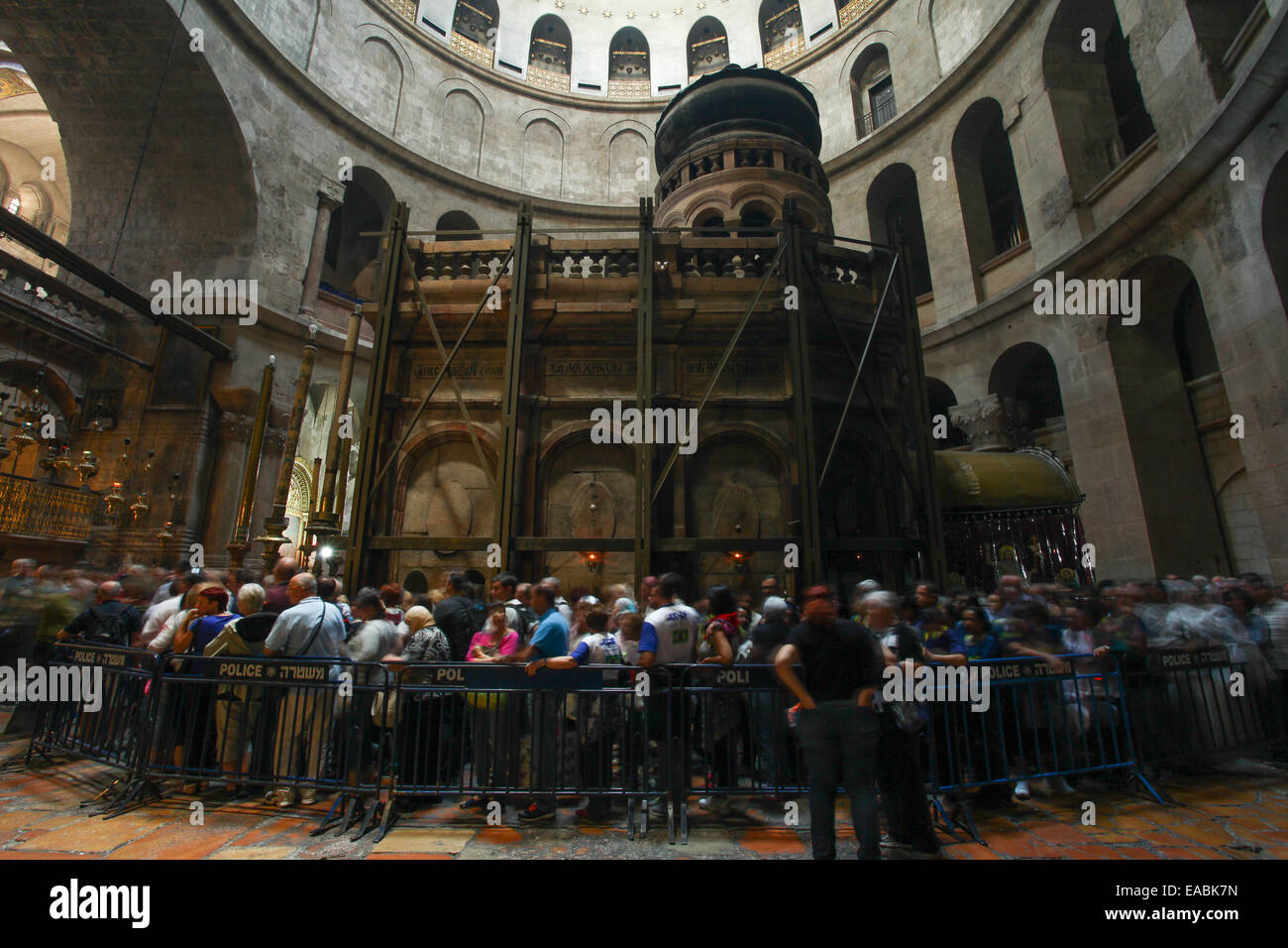 Visiteurs à l'église du Saint Sépulcre Banque D'Images