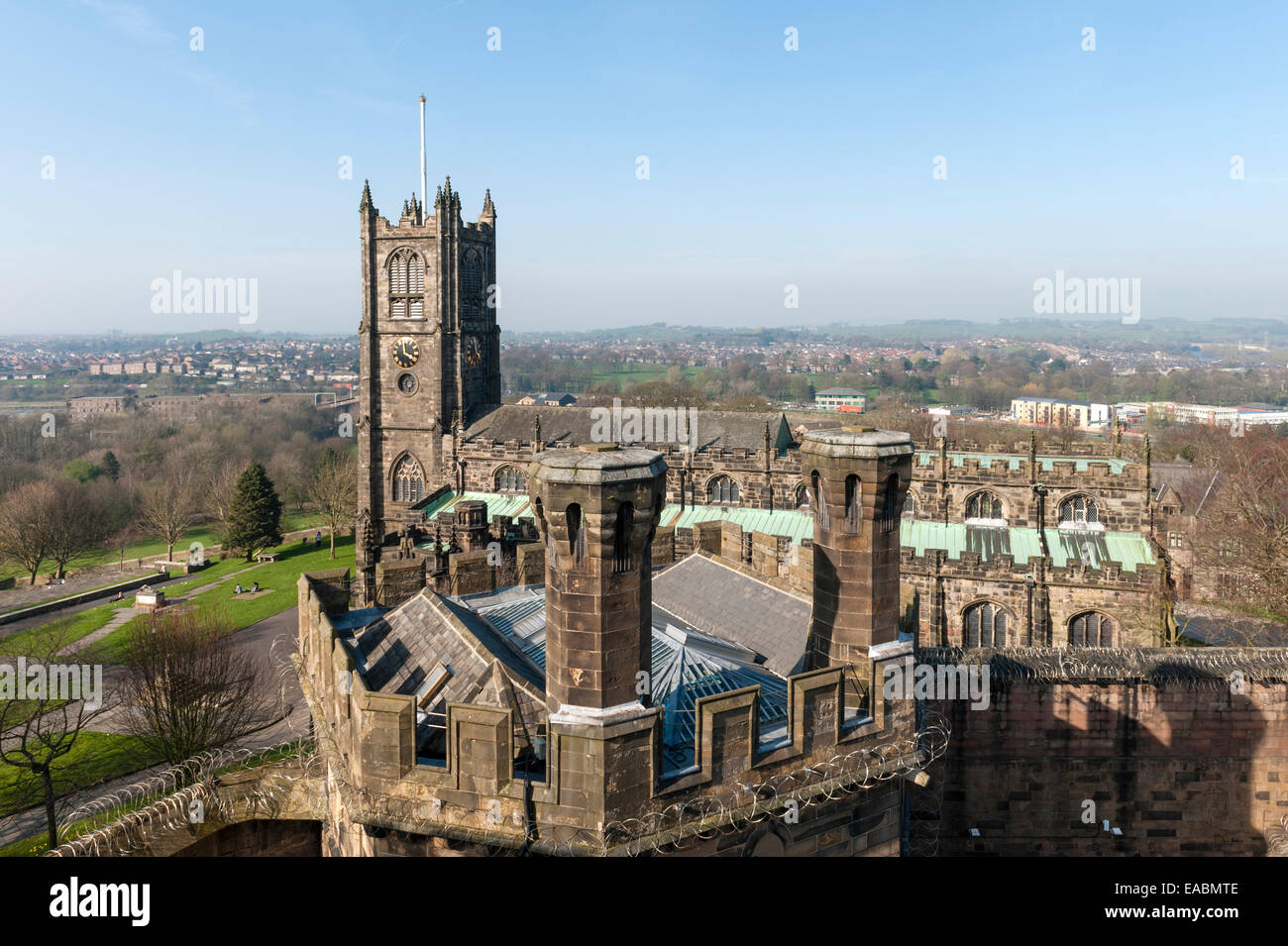 HMP Château de Lancaster, Lancashire, Royaume-Uni. Vue depuis les remparts sur Lancaster Priory Church Banque D'Images