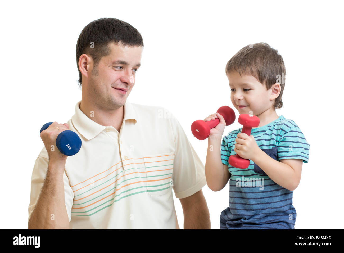 Père et fils pour enfants faire de l'exercice avec l'ensemble d'haltères courtes Banque D'Images