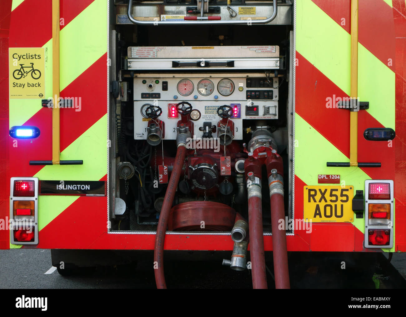 Détail de London Fire Brigade dans l'appareil au lieu d'incendie dans le nord de Londres Banque D'Images