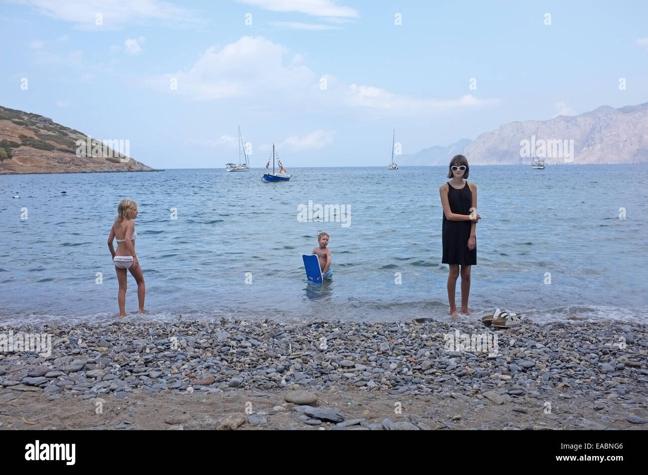 Une adolescente en vacances en Crète, surveillée par deux enfants Banque D'Images