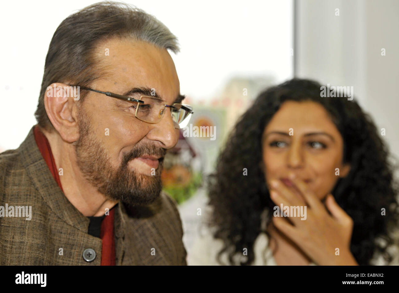 Pilsen, République tchèque. 11Th Nov, 2014. Acteur indien Kabir Bedi, célèbre pour son rôle de Sandokan, est vu avec son partenaire Parveen Dusanj lors d'une conférence de presse à Pilsen, dans le cadre du septième festival international du film d'Juniorfest annuel, la République tchèque, le 11 novembre 2014. Photo : CTK/Alamy Live News Banque D'Images