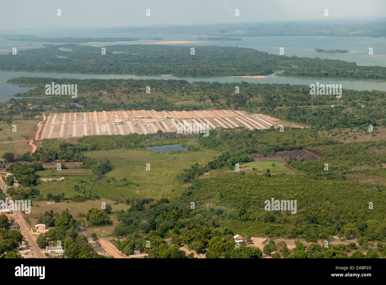 Itaituba, au Brésil. Vue aérienne de développement du logement social à Piracanã II à côté de la rivière Tapajos. Banque D'Images