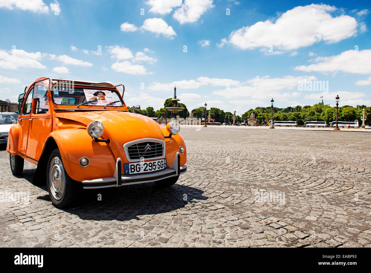 Citroen 2cv sightseeing Banque de photographies et d’images à haute ...