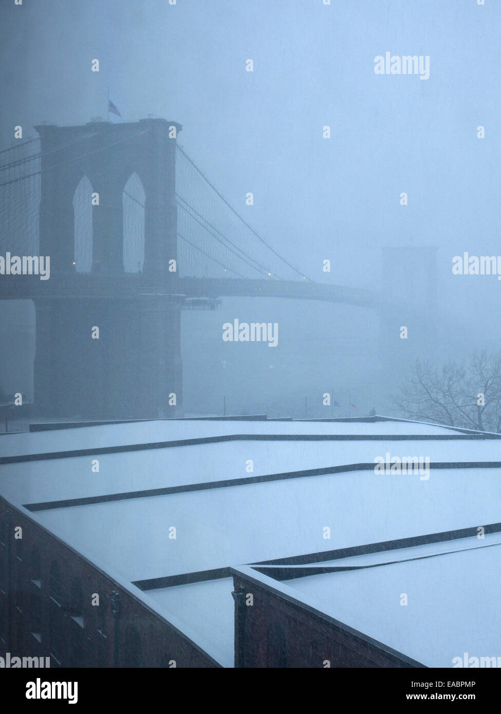Pont de Brooklyn et de l'entrepôt dans une tempête de neige Banque D'Images