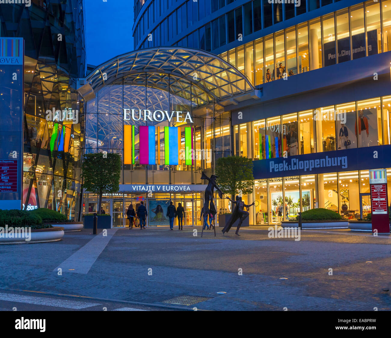 Slovaquie Bratislava Shopping Centre Centre Eurovea comprenant l'Heure  Bleue Photo Stock - Alamy
