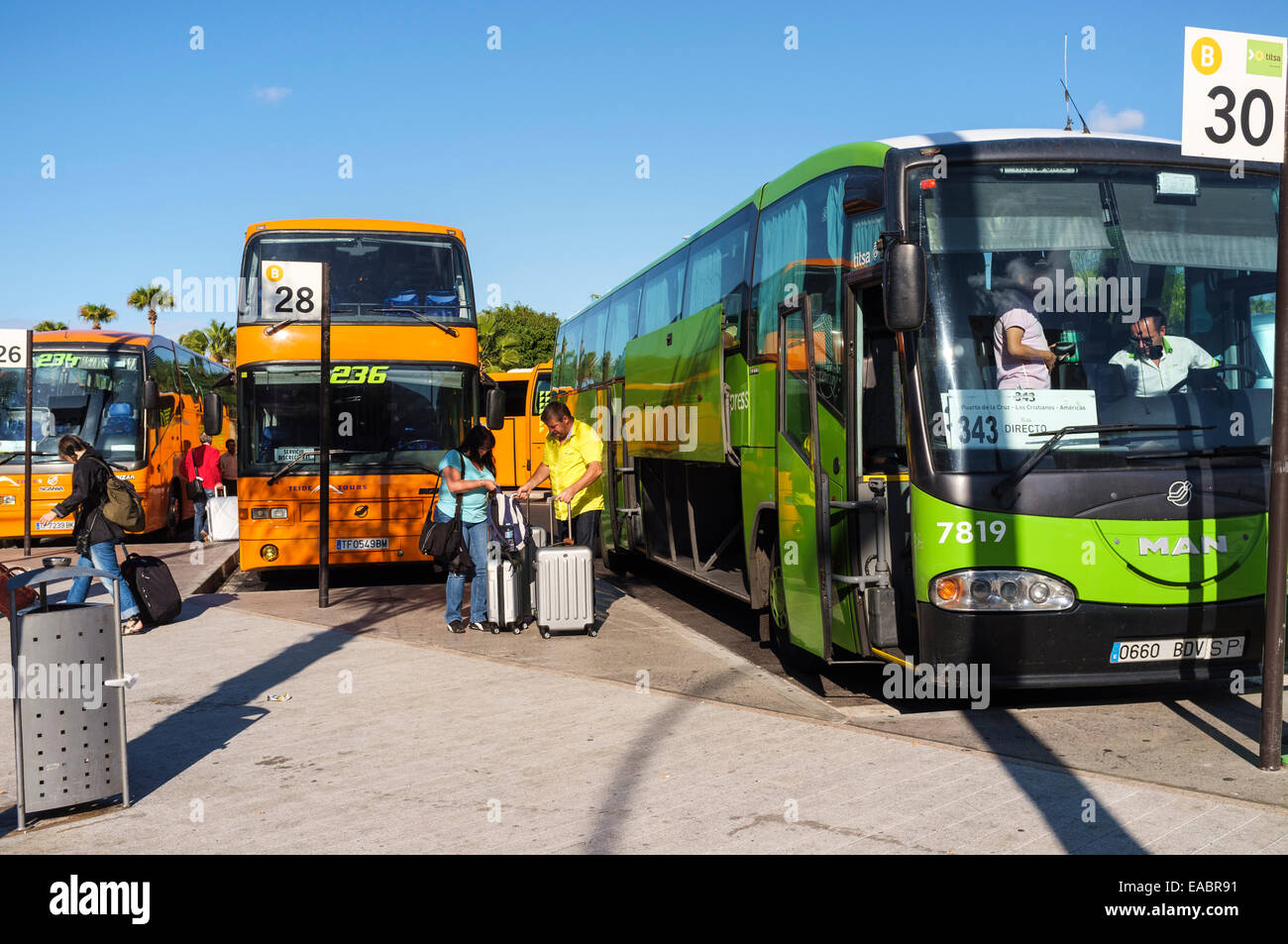 Les passagers se préparent à bord d'un bus à l''aéroport de Tenerife sur, Îles Canaries, Espagne. Banque D'Images