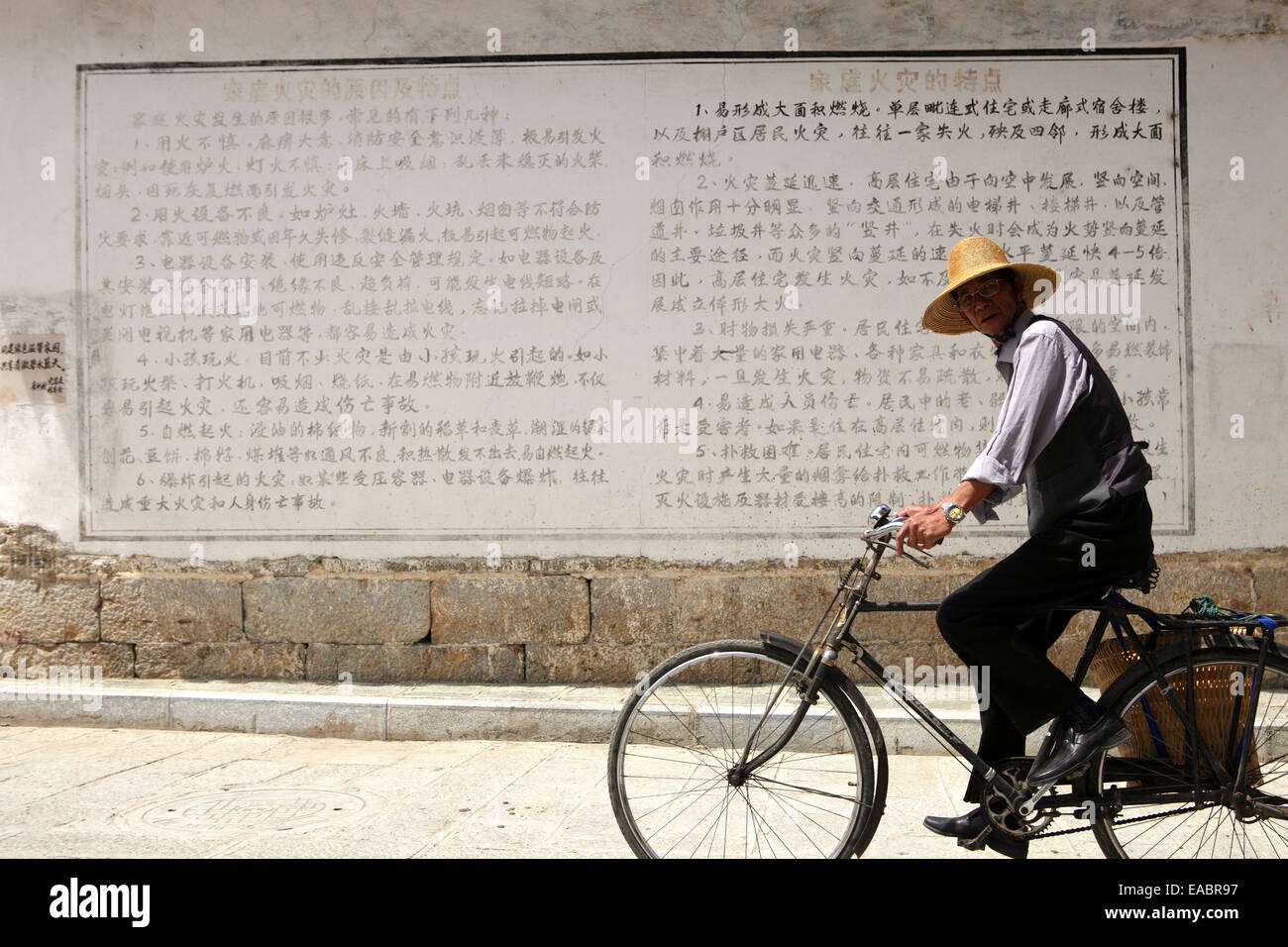 Village Baisha la Chine à l'homme mur avec l'écriture chinoise Banque D'Images