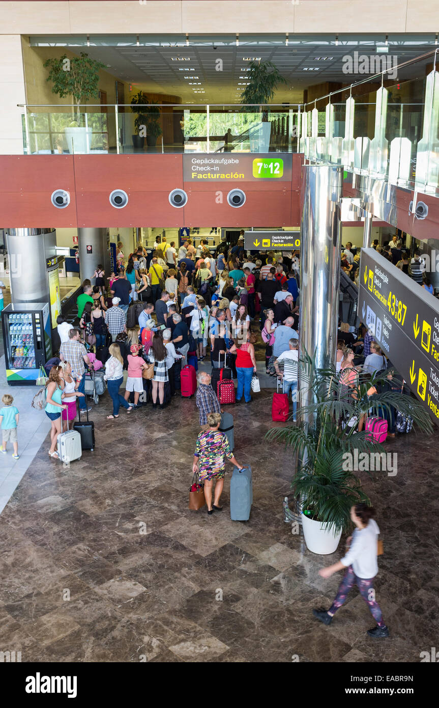Les passagers d'attendre dans les départs à l'aéroport de Tenerife sur, Tenerife, Canaries, Espagne. Banque D'Images