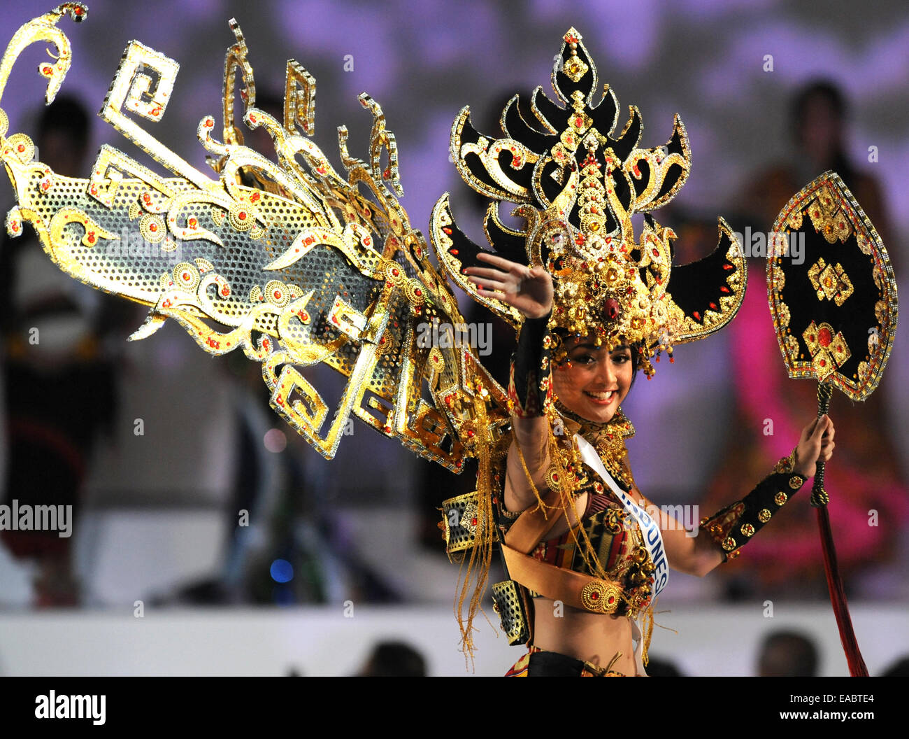 Tokyo, Japon. 11Th Nov, 2014. Miss Indonésie Elfin Pertiwi Rappa vagues sa main pendant la concours de beauté Miss International 2014 à Tokyo, Japon, le 11 novembre, 2014. 74 participants ont pris part à l'assemblée annuelle concours de beauté. Source : Xinhua/Alamy Live News Banque D'Images