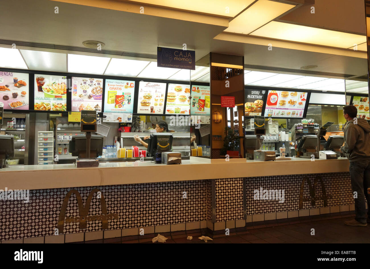 Comptoir à Mcdonald's restaurant à Malaga, Espagne. Banque D'Images