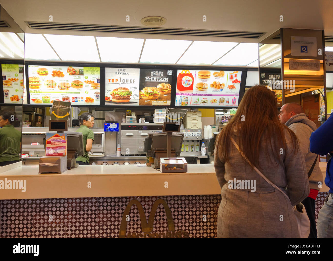 Comptoir à Mcdonald's restaurant à Malaga, Espagne. Banque D'Images