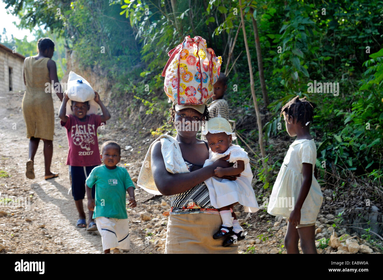 Petit Goave Haïti Famille marche sur sentier Banque D'Images