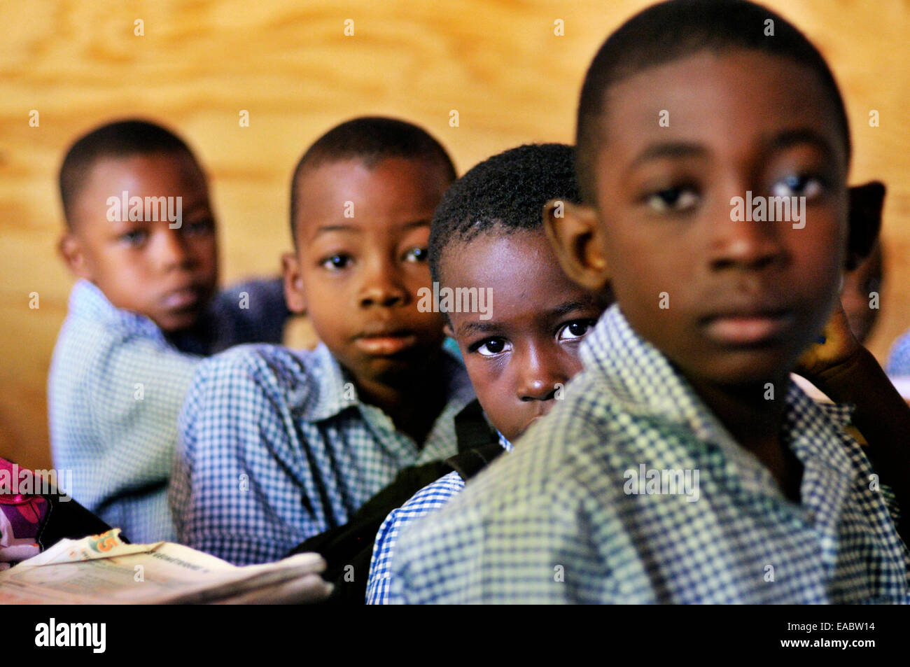 Haïti Léogâne les garçons à l'école Banque D'Images