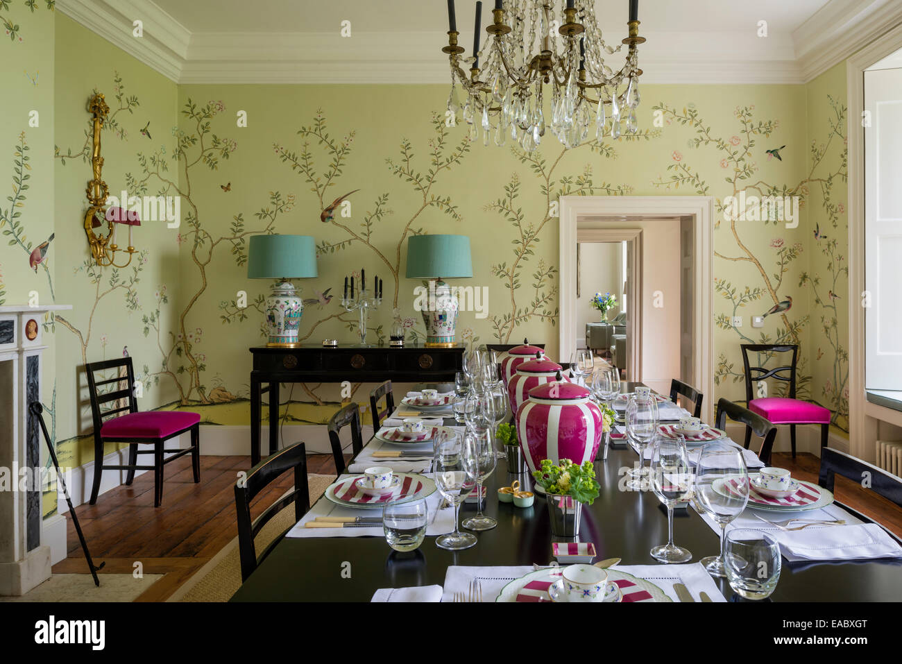 De Gournay Chinoiserie wallpaper dans la salle à manger avec lustre en cristal à la française Banque D'Images