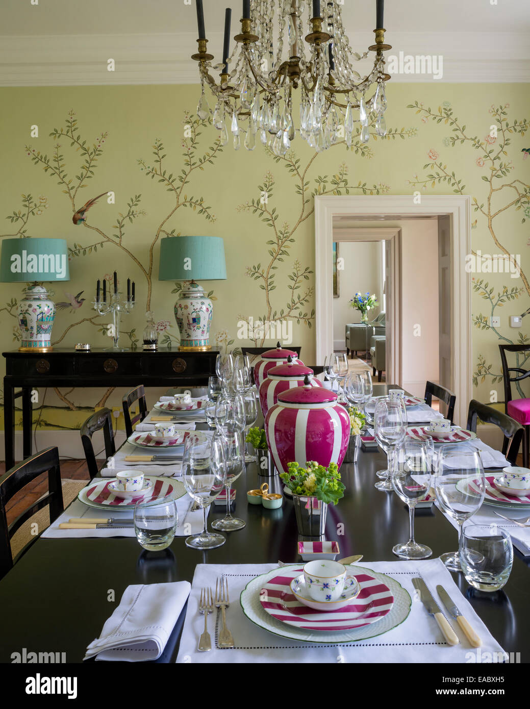 De Gournay Chinoiserie wallpaper dans la salle à manger avec lustre en cristal à la française Banque D'Images