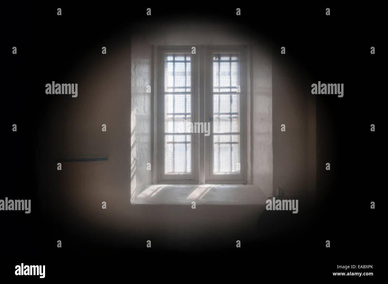 Château de Lancaster, Lancashire, Royaume-Uni. Vue dans une cellule de prison à travers le trou du gardien dans la porte, dans l'aile «Female Felons». Banque D'Images