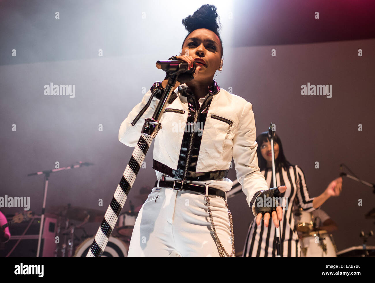 Janelle Monae en live sur scène à l'Institut comprend : Janelle Monae Où : Birmingham, Royaume-Uni Quand : 08 mai 2014 Banque D'Images