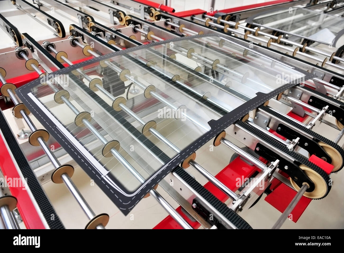 Détail de l'industrie avec un verre de voiture arrière sur la ligne de production dans une usine de verre Banque D'Images Détail de l'industrie avec un verre de voiture arrière sur la ligne de production dans une usine de verre Banque D'Images