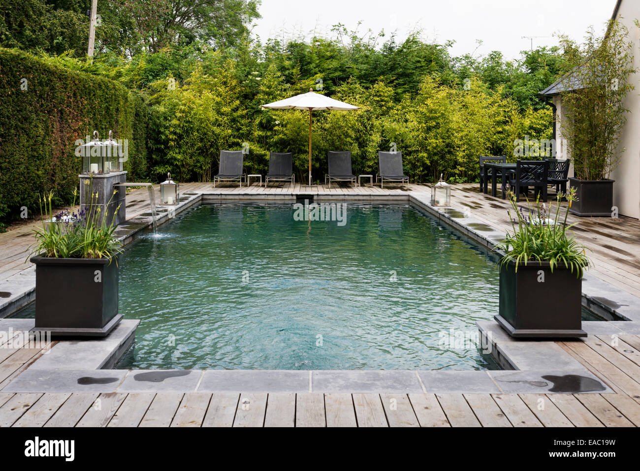 Piscine extérieure avec terrasse en bois et chaises longues Banque D'Images