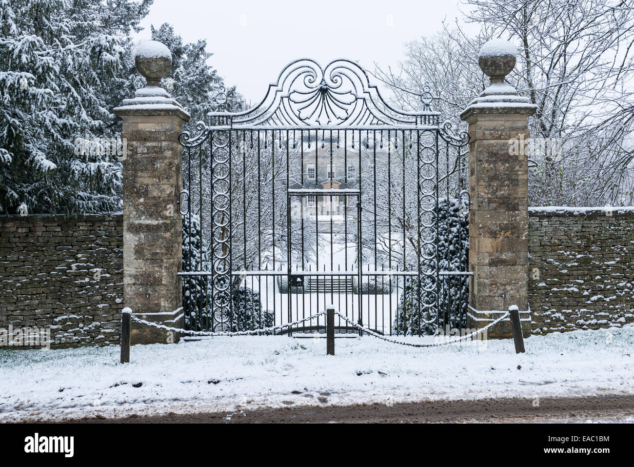 Portes d'entrée en fer forgé menant à Cornwell Manor Banque D'Images