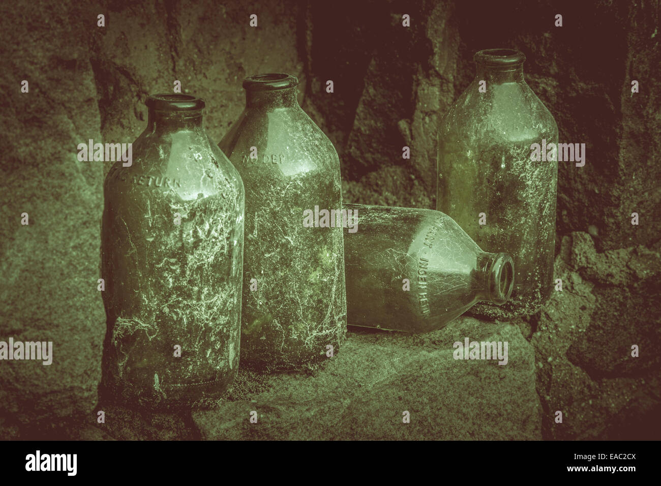 Les bouteilles de bière ancienne sur un mur de pierre. Banque D'Images