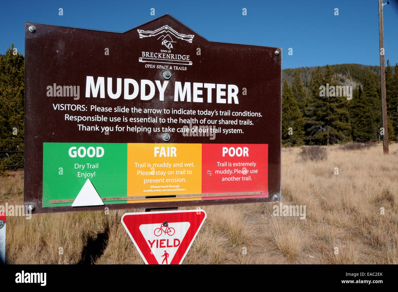 Un signe près de French Gulch, Breckenridge, donne aux adeptes de vélo de montagne les conditions des sentiers dans une région sillonnée traversé par des pistes cyclables. Banque D'Images