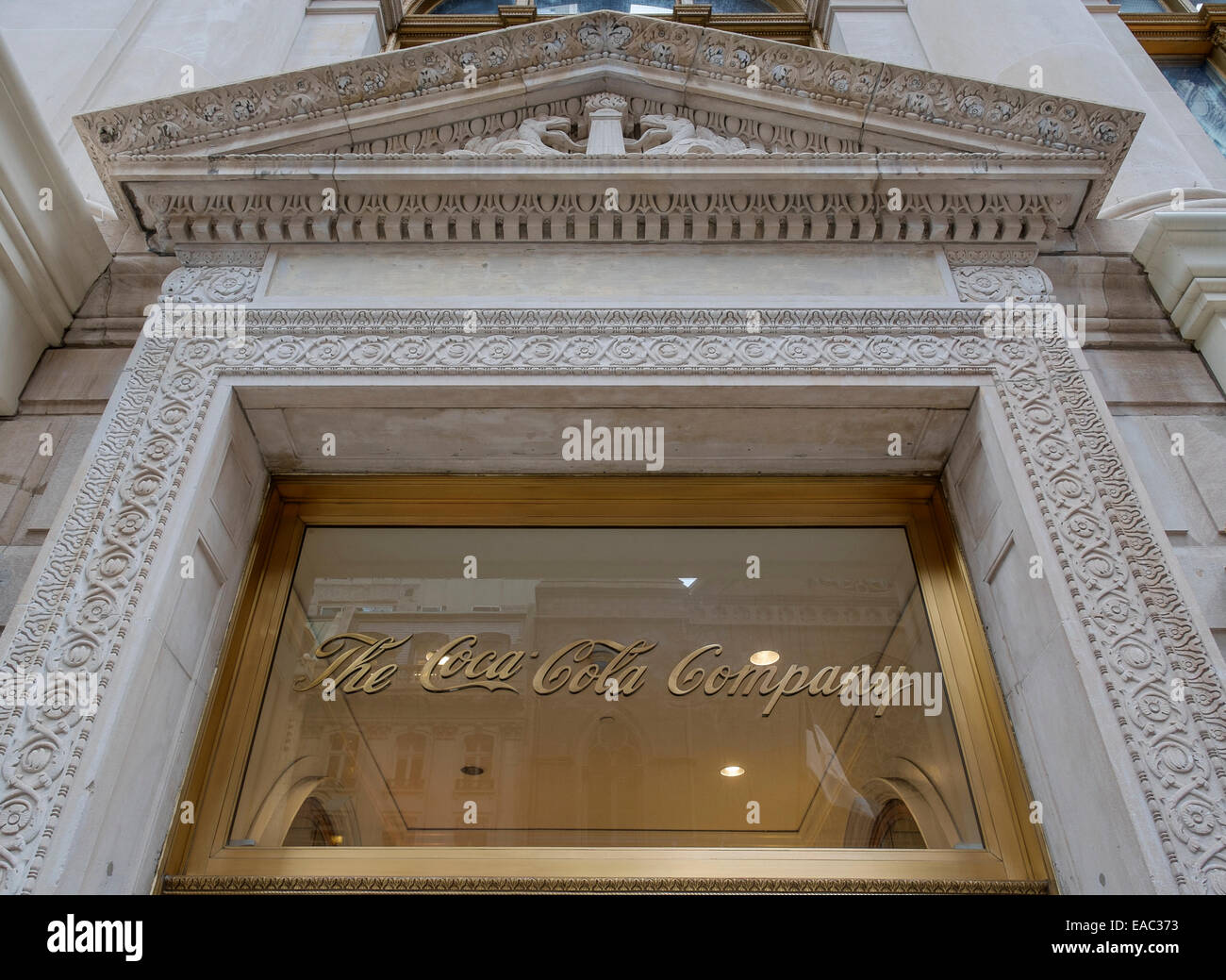 'Coca-cola' signe sur une fenêtre au Cinquième Avenue, New York City, New York building. Banque D'Images