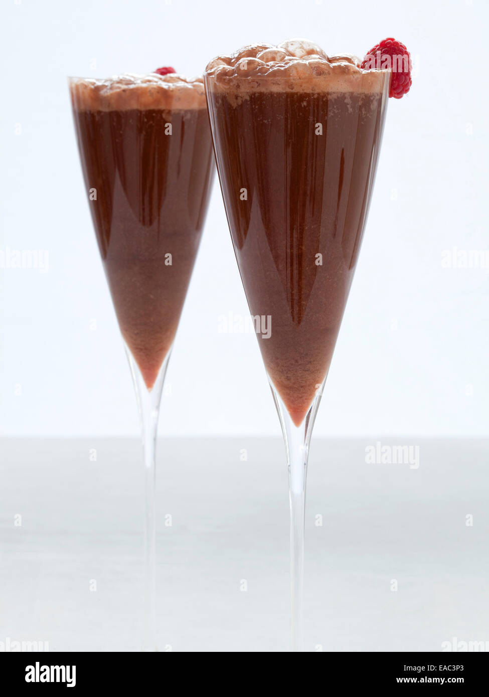 Deux cocktails maison de champagne et de chocolat avec des framboises Banque D'Images