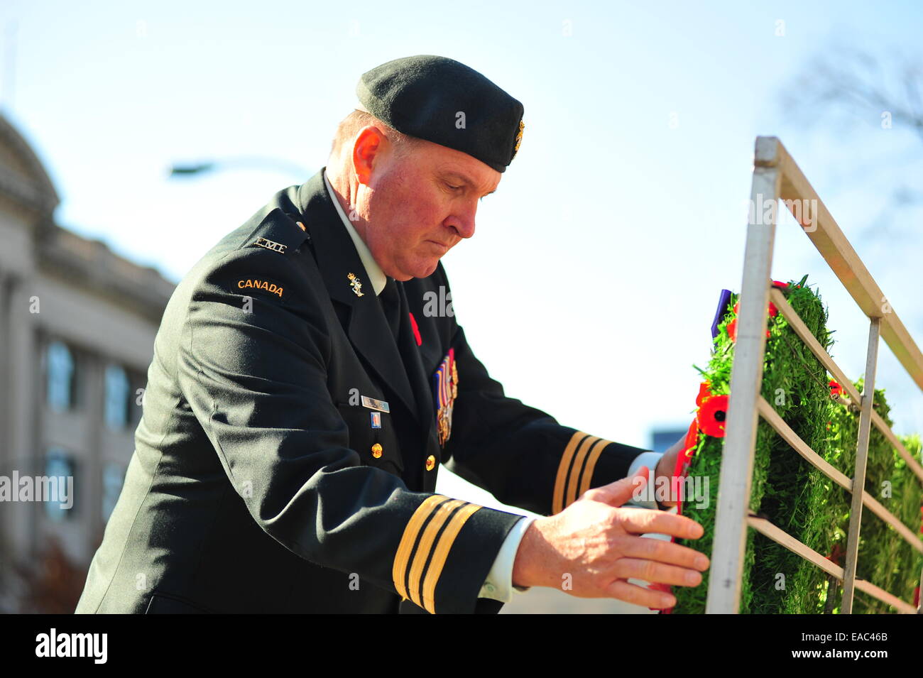 London, Ontario, Canada. 11 novembre, 2014. Des membres des forces armées canadiennes et les membres du public se retrouvent au Cénotaphe à London (Ontario) d'observer le Jour du Souvenir. Sur cette fonction à l'échelle nationale de communautés sont des cérémonies pour rendre hommage aux soldats tombés. Credit : Jonny White/Alamy Live News Banque D'Images