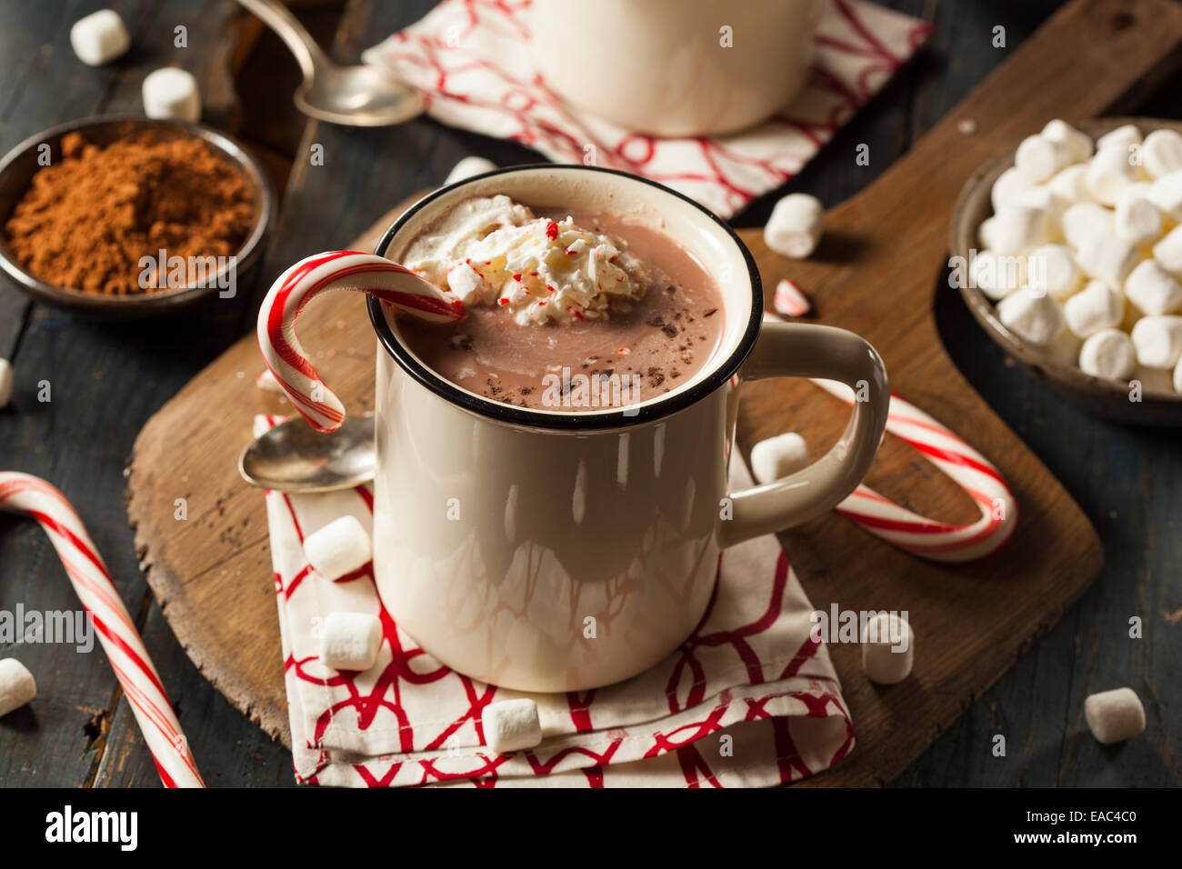 Chocolat chaud à la menthe fait maison avec de la crème fouettée Banque D'Images