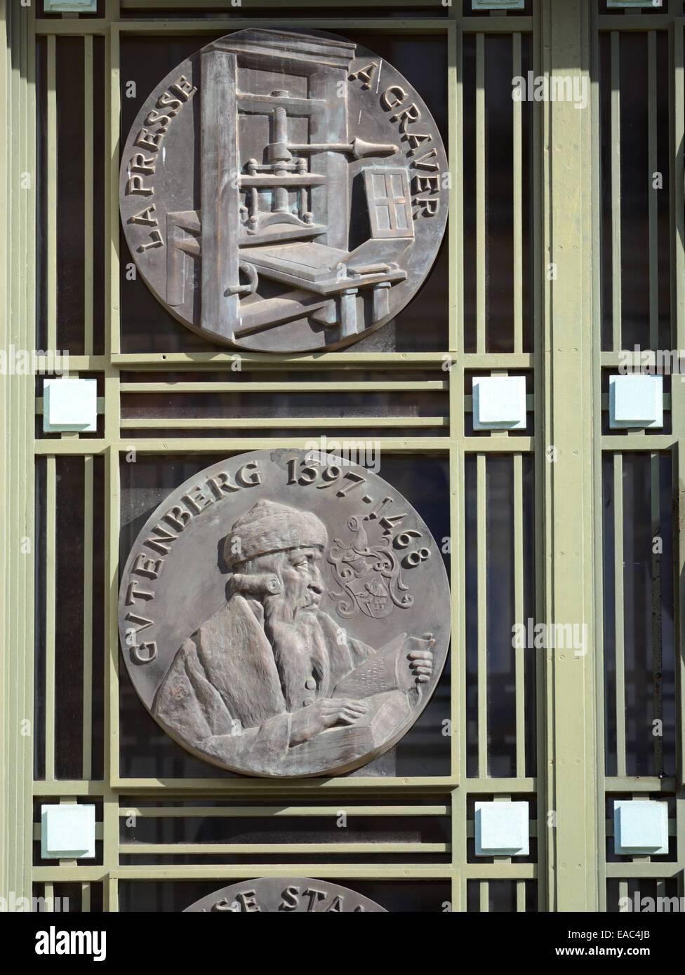 Imprimerie & Portrait Médaillon de Johannes Gutenberg (c1398-1468) porte sur des années 1930 Styler ou Art déco Bibliothèque Municipale Toulouse France Banque D'Images