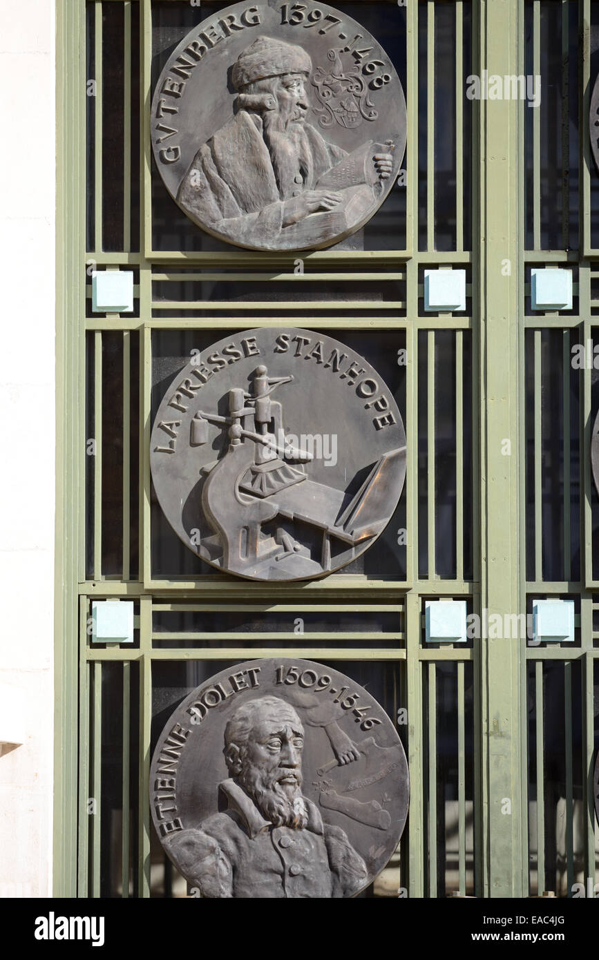 Médaillons de Johannes Gutenberg presse Stanhope (c1398-1468) & Etienne Dolet sur La Porte des années 30 Art Déco Bibliothèque Municipale Toulouse France Banque D'Images