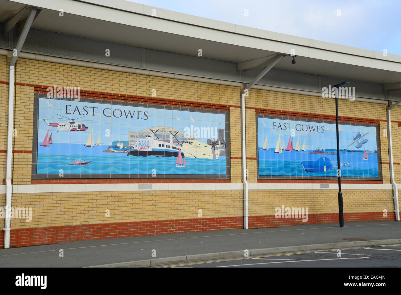 East Cowes murales sur mur de supermarché Waitrose, East Cowes (île de Wight, Angleterre, Royaume-Uni Banque D'Images