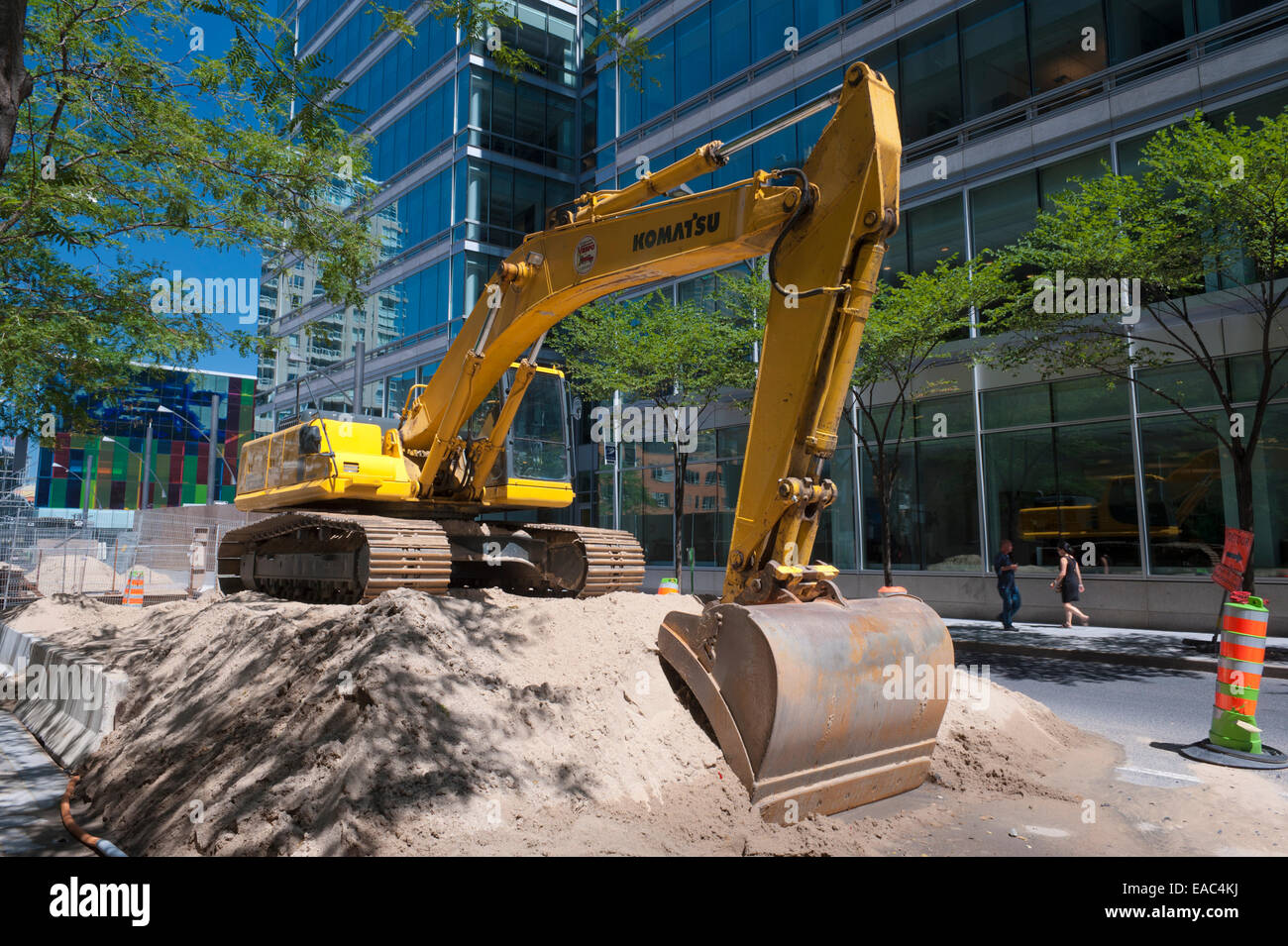 Excavatrice Komatsu garé sur un tas de sable dans le centre-ville de Montréal, province de Québec, Canada. Banque D'Images