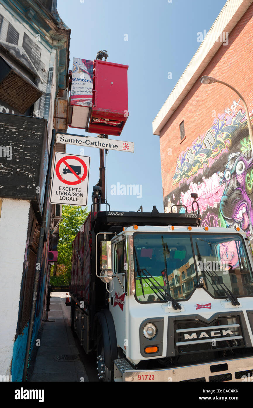 Livraison de bière à l'étage d'un bâtiment par un camion équipé d'un relevage hydraulique . Banque D'Images