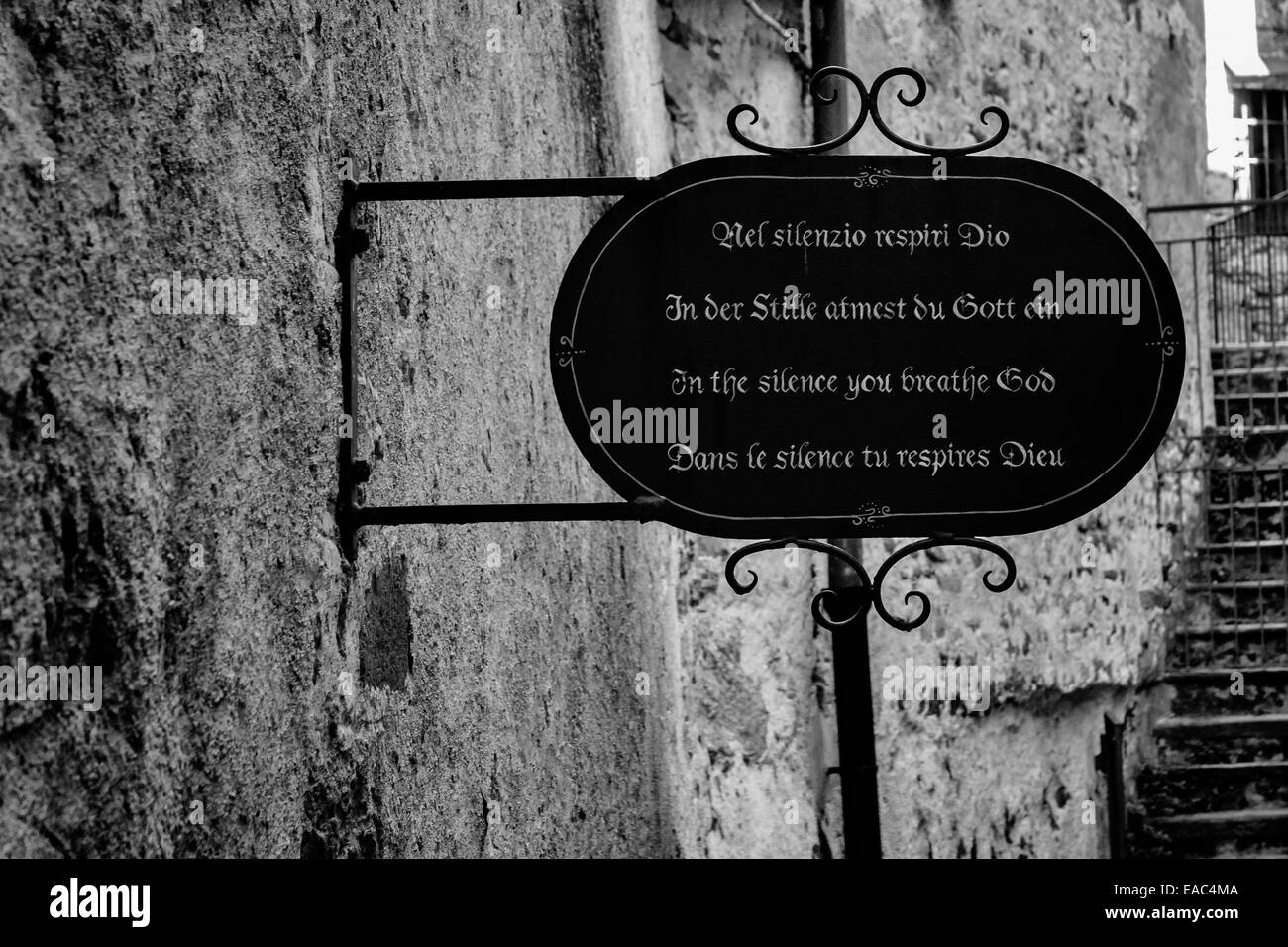 Un 'chanter dans le silence que vous respirez dieu''île San Giulio, lac d'Orta, Italie. Banque D'Images Un 'chanter dans le silence que vous respirez dieu''île San Giulio, lac d'Orta, Italie. Banque D'Images