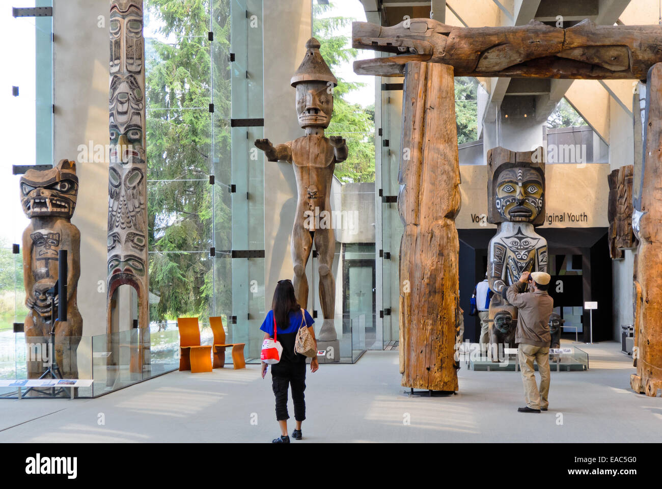 Les totems sculptés dans le Grand Hall du Musée d'Anthropologie, Vancouver, Colombie-Britannique Banque D'Images
