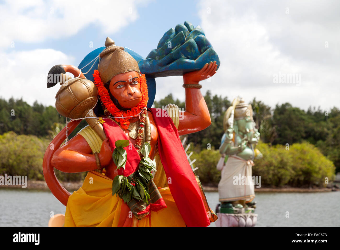 Des statues de dieux hindous, Hanuman en premier plan et Ganesha, temple hindou de Grand Bassin, Ile Maurice Banque D'Images