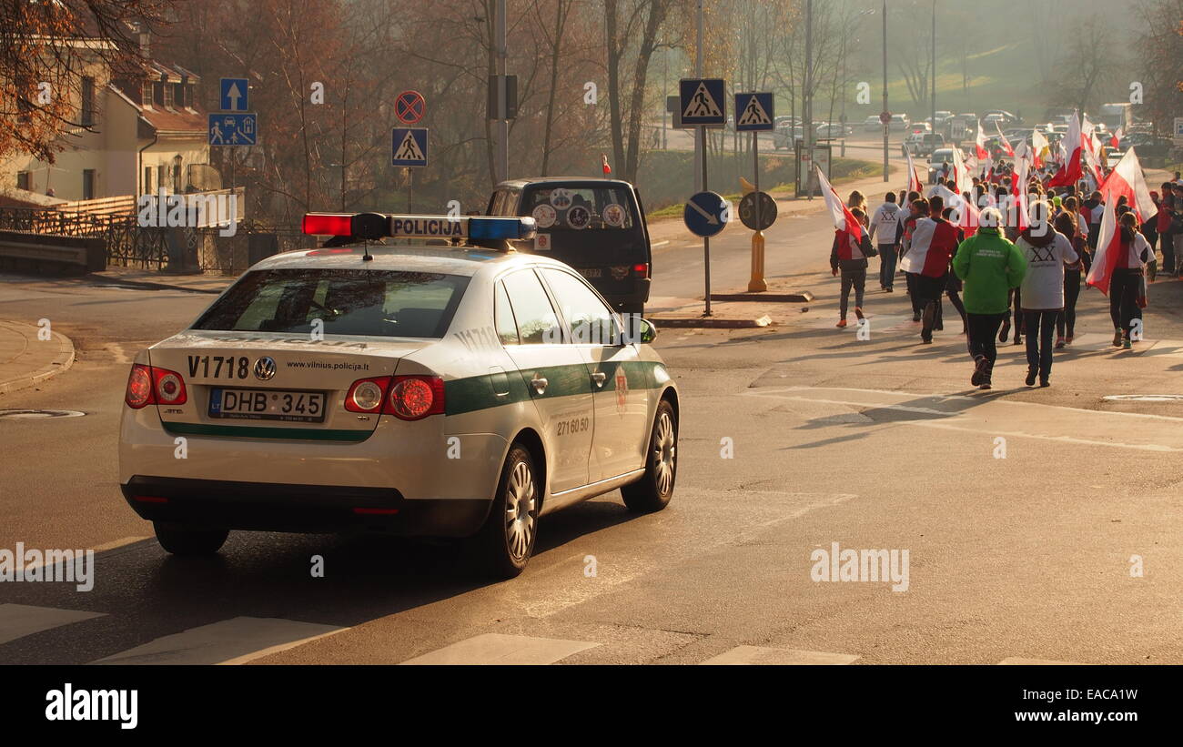 Lituanie Vilnius Maironio street,. 11 novembre, 2014. Élève de l'école polonaise marquant le mars Jour de l'indépendance polonaise. Marches de la protection policière pour éviter un incident qui a eu lieu en même temps en Pologne et dans d'autres pays dans la célébration. Crédit : RUSLAN MINIAILOV/Alamy Live News Banque D'Images