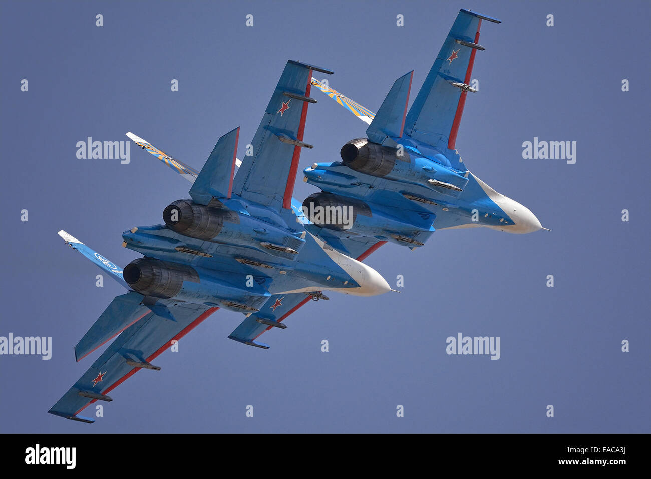 Su-27 de l'équipe de démonstration de Chevaliers russes en vol Banque D'Images