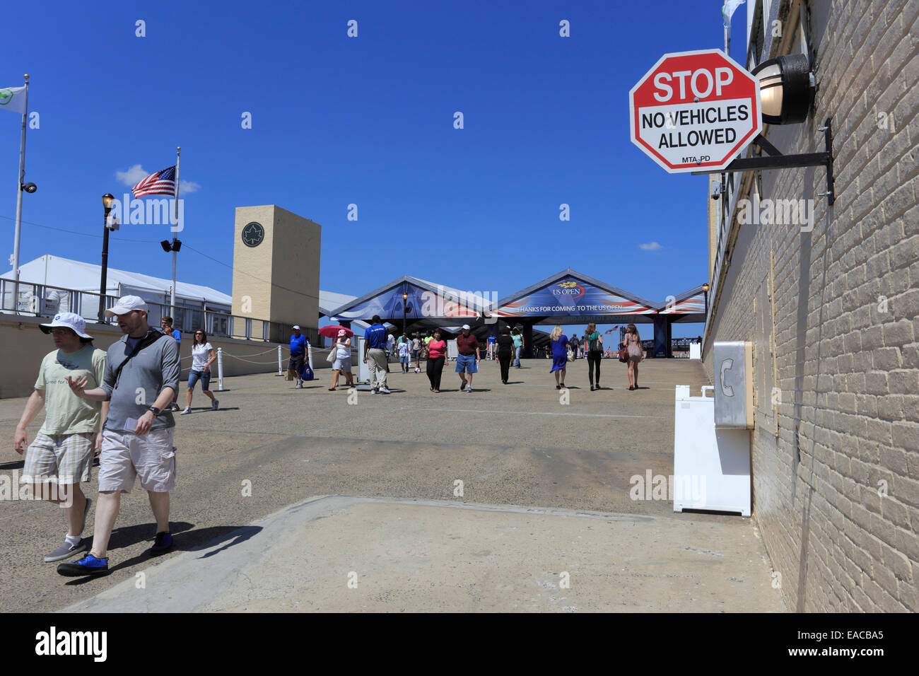 Tennis fans entrer dans un centre de tennis de l'US Open de Flushing Meadows Queens NY Banque D'Images