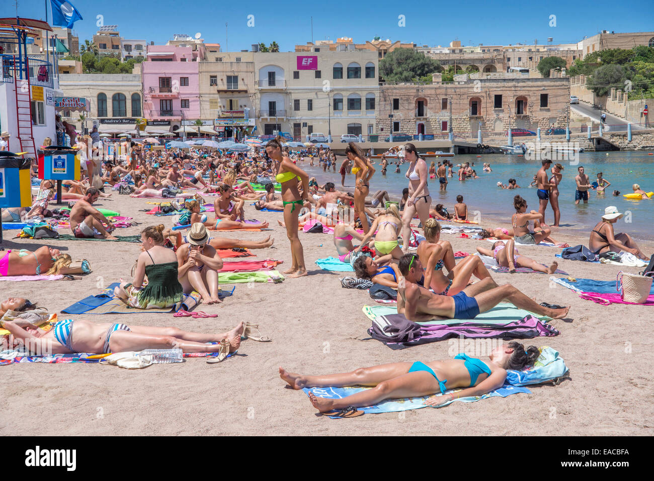 Malte. St Georges bay beach près de Paceville Banque D'Images