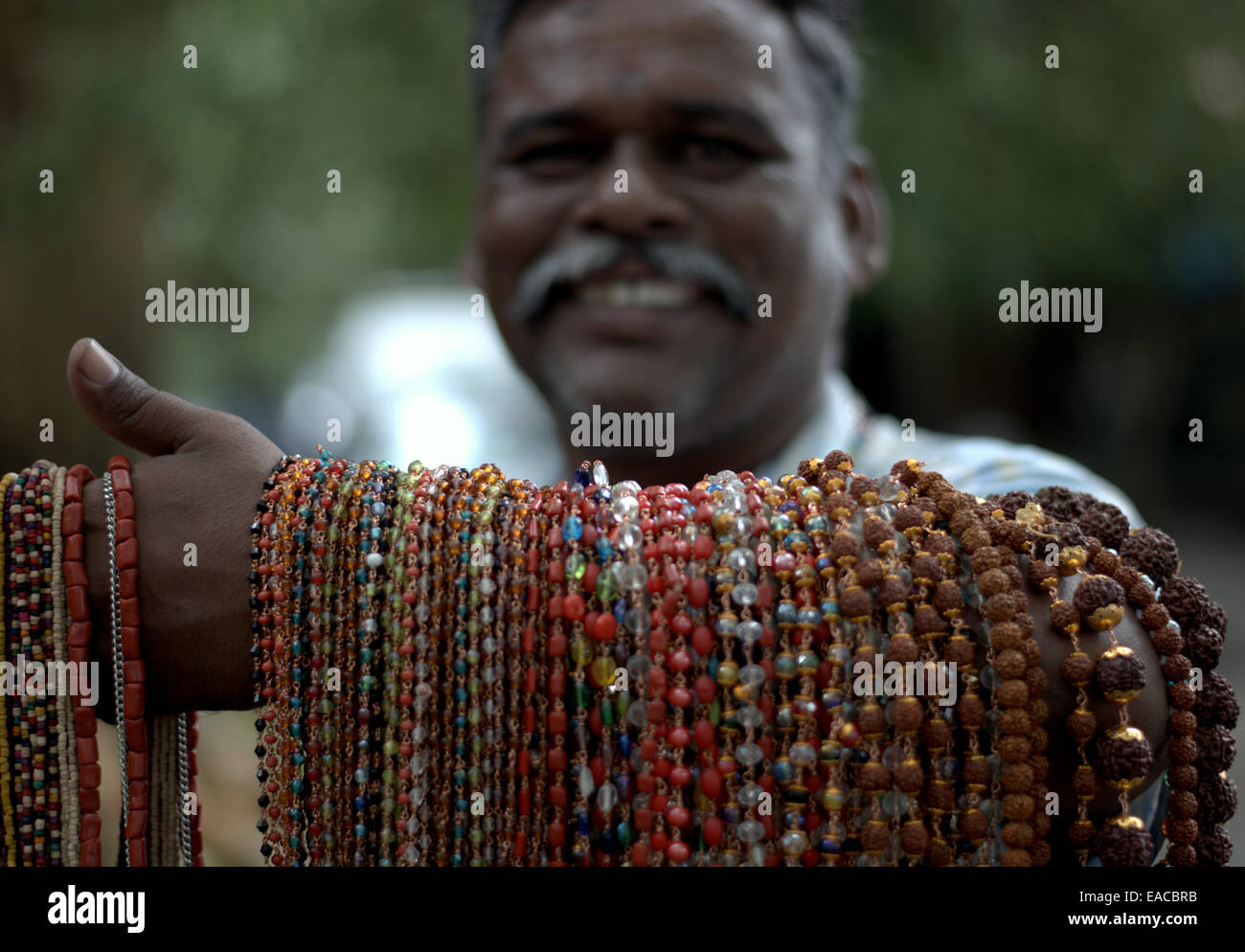 Vendeur collier de perles sur les rues de Fort Kochi, Kerala, Inde Banque D'Images