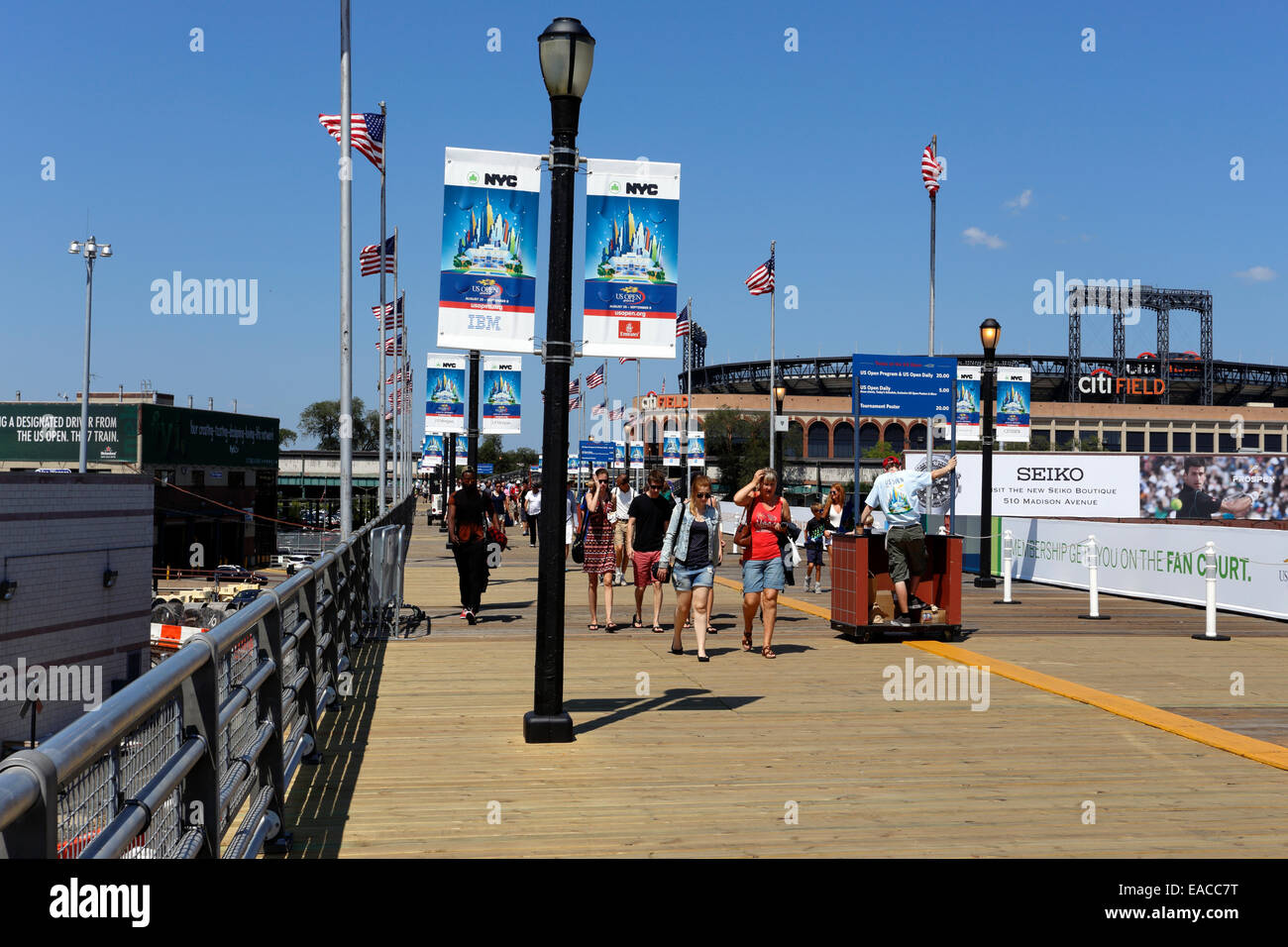 Tennis fans entrer dans un centre de tennis de l'US Open de Flushing Meadows Queens NY Banque D'Images