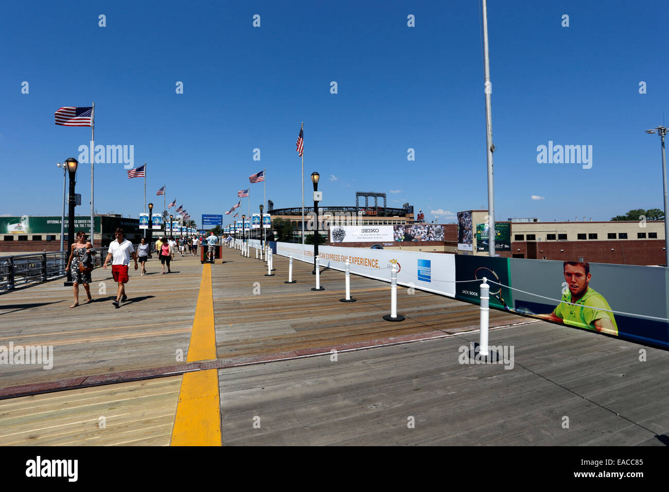Tennis fans entrer dans un centre de tennis de l'US Open de Flushing Meadows Queens NY Banque D'Images